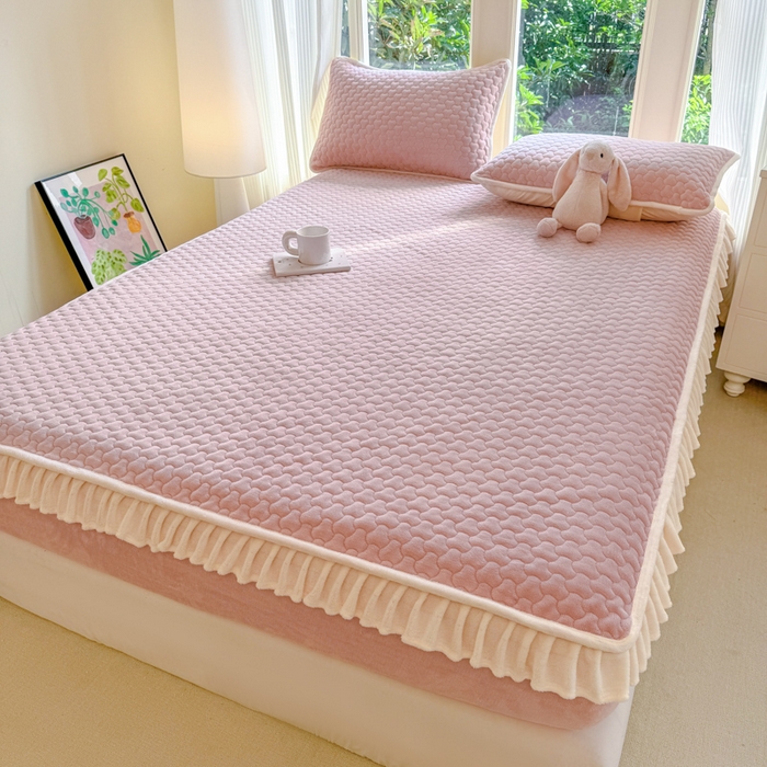 91家纺网 家纺一手货源 找家纺 布柔 2025新款加厚牛奶绒花边床笠保暖印花夹棉床笠床垫保护套罩 嫩粉