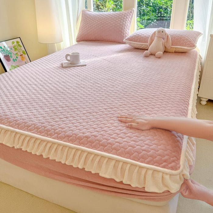 91家纺网 家纺一手货源 找家纺 布柔 2025新款加厚牛奶绒花边床笠保暖印花夹棉床笠床垫保护套罩 嫩粉