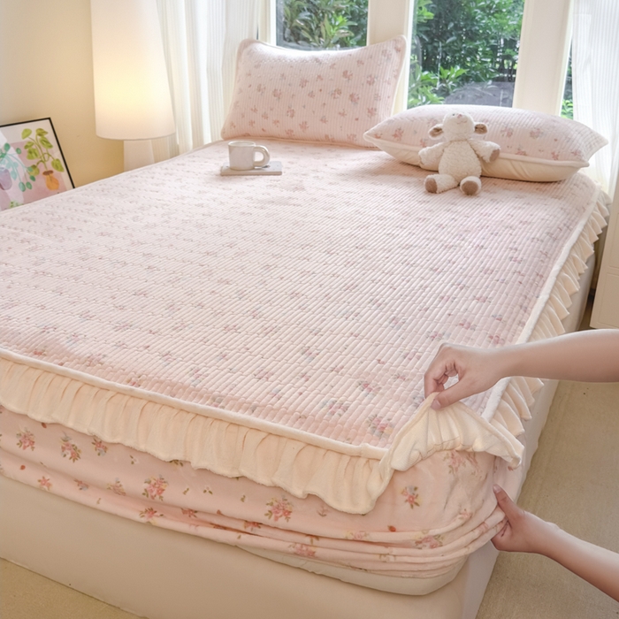 91家纺网 家纺一手货源 找家纺 布柔 2025新款加厚牛奶绒花边床笠保暖印花夹棉床笠床垫保护套罩 碎花粉