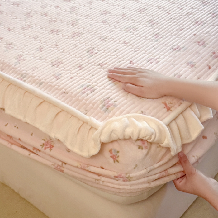 91家纺网 家纺一手货源 找家纺 布柔 2025新款加厚牛奶绒花边床笠保暖印花夹棉床笠床垫保护套罩 碎花粉