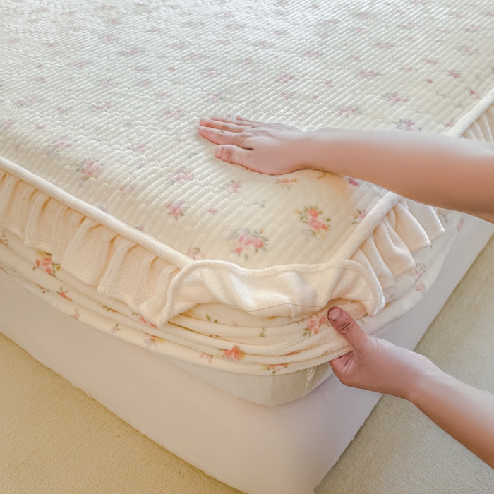 91家纺网 家纺一手货源 找家纺 布柔 2025新款加厚牛奶绒花边床笠保暖印花夹棉床笠床垫保护套罩 碎花米