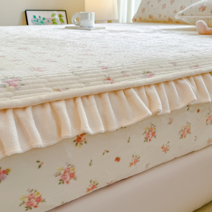 91家纺网 家纺一手货源 找家纺 布柔 2025新款加厚牛奶绒花边床笠保暖印花夹棉床笠床垫保护套罩 碎花米