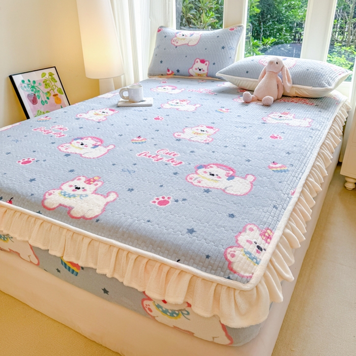 91家纺网 家纺一手货源 找家纺 布柔 2025新款加厚牛奶绒花边床笠保暖印花夹棉床笠床垫保护套罩 甜心比尔