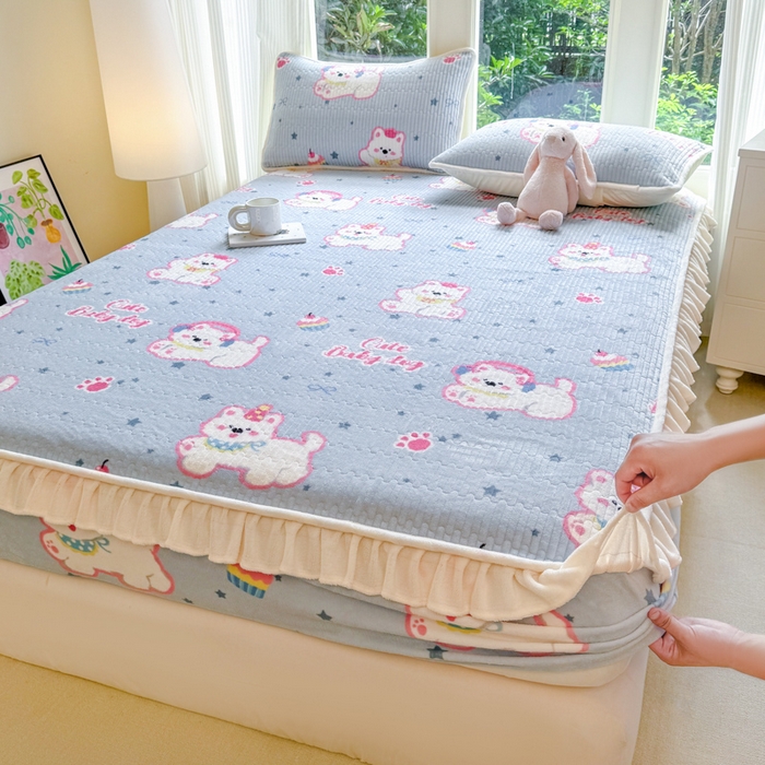 91家纺网 家纺一手货源 找家纺 布柔 2025新款加厚牛奶绒花边床笠保暖印花夹棉床笠床垫保护套罩 甜心比尔