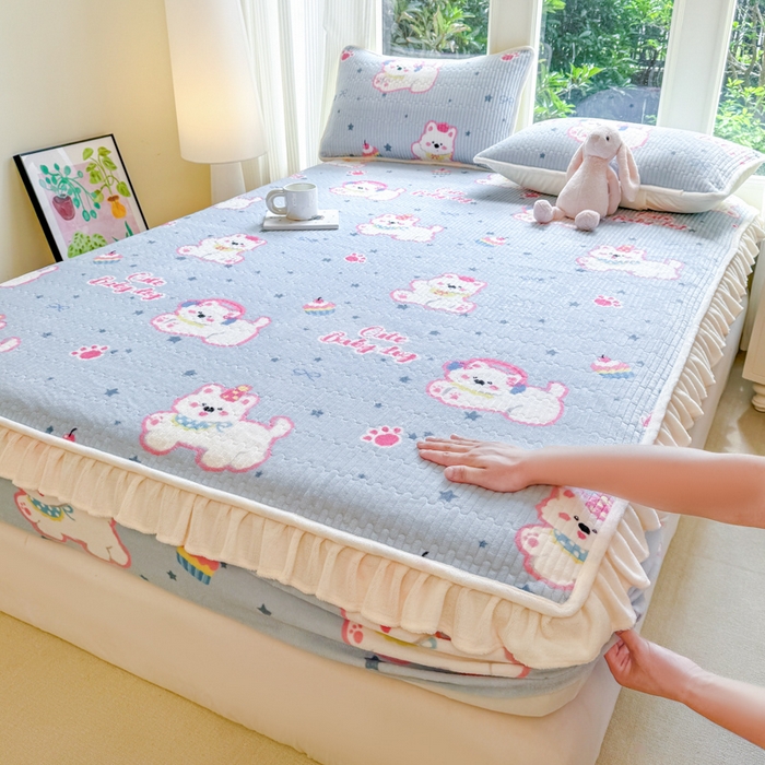 91家纺网 家纺一手货源 找家纺 布柔 2025新款加厚牛奶绒花边床笠保暖印花夹棉床笠床垫保护套罩 甜心比尔