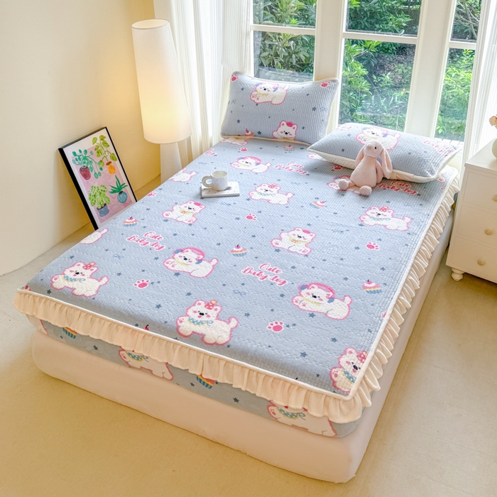 91家纺网 家纺一手货源 找家纺 布柔 2025新款加厚牛奶绒花边床笠保暖印花夹棉床笠床垫保护套罩 甜心比尔