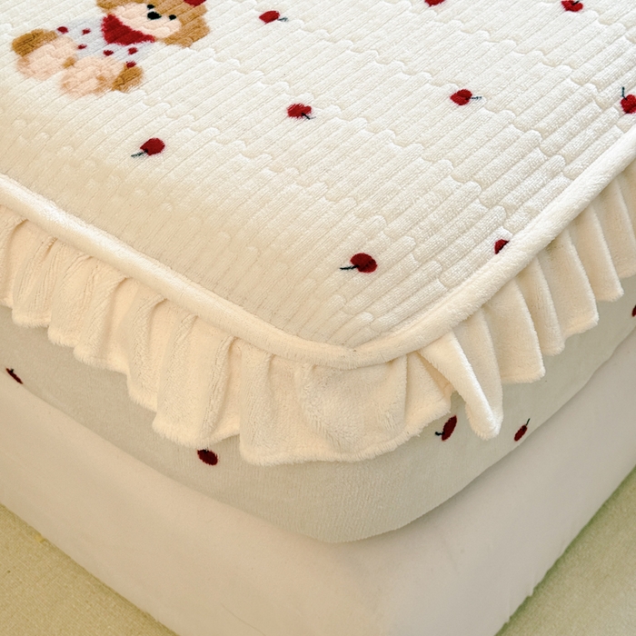 91家纺网 家纺一手货源 找家纺 布柔 2025新款加厚牛奶绒花边床笠保暖印花夹棉床笠床垫保护套罩 樱桃狗