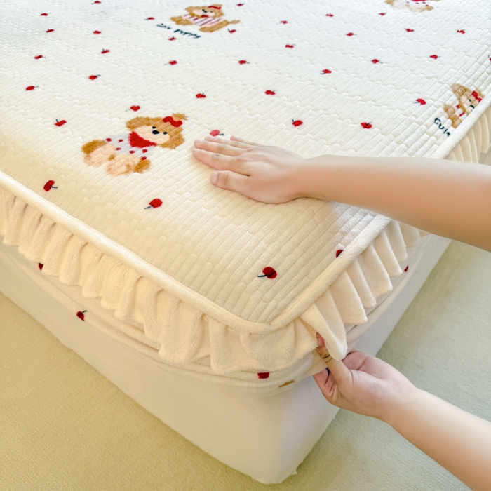 91家纺网 家纺一手货源 找家纺 布柔 2025新款加厚牛奶绒花边床笠保暖印花夹棉床笠床垫保护套罩 樱桃狗