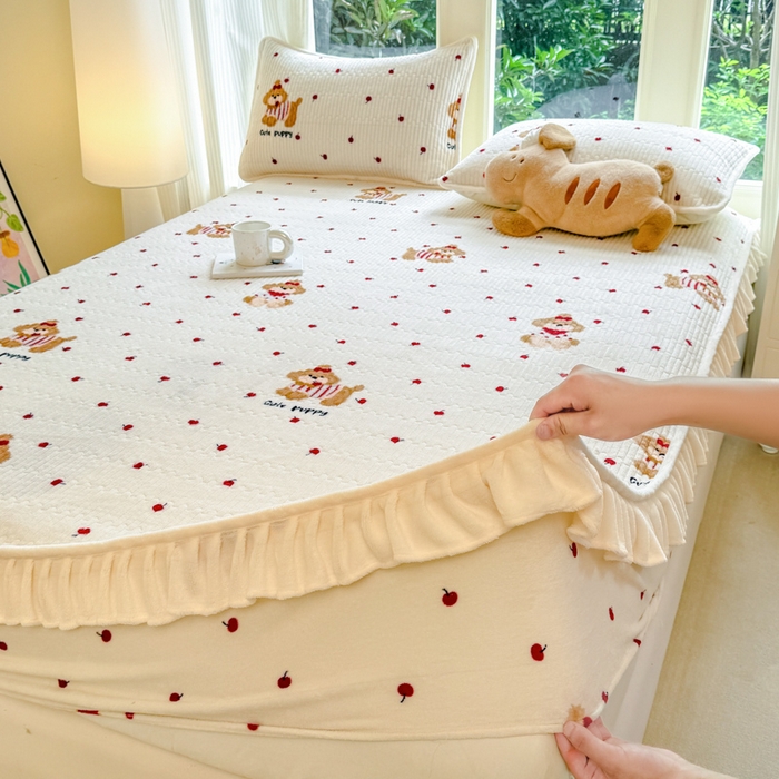 91家纺网 家纺一手货源 找家纺 布柔 2025新款加厚牛奶绒花边床笠保暖印花夹棉床笠床垫保护套罩 樱桃狗