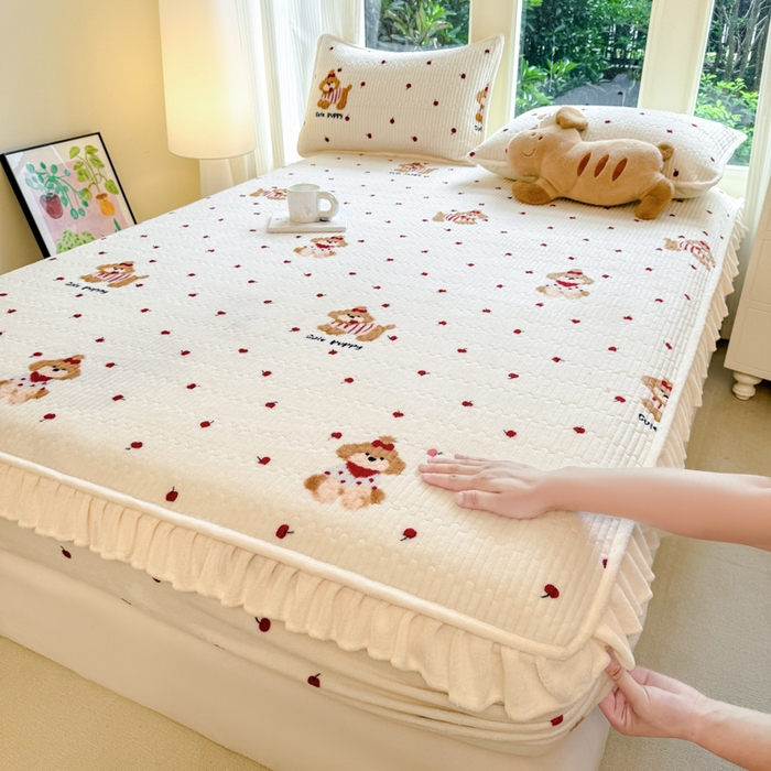 91家纺网 家纺一手货源 找家纺 布柔 2025新款加厚牛奶绒花边床笠保暖印花夹棉床笠床垫保护套罩 樱桃狗