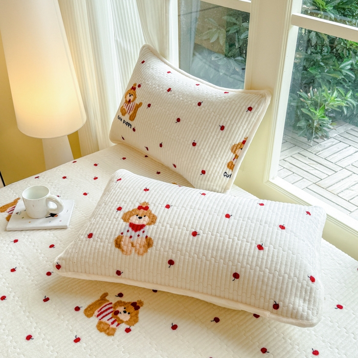 91家纺网 家纺一手货源 找家纺 布柔 2025新款加厚牛奶绒花边床笠保暖印花夹棉床笠床垫保护套罩 樱桃狗