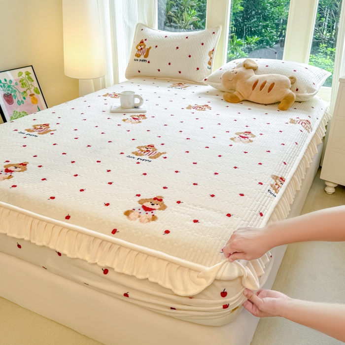 91家纺网 家纺一手货源 找家纺 布柔 2025新款加厚牛奶绒花边床笠保暖印花夹棉床笠床垫保护套罩 樱桃狗