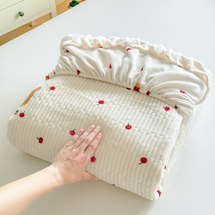 91家纺网 家纺一手货源 找家纺 布柔 2025新款加厚牛奶绒花边床笠保暖印花夹棉床笠床垫保护套罩 樱桃狗