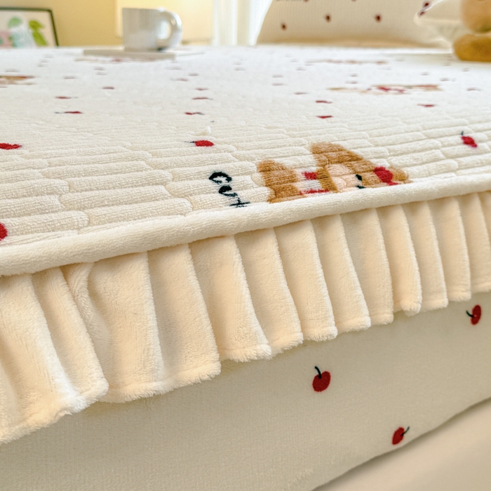 91家纺网 家纺一手货源 找家纺 布柔 2025新款加厚牛奶绒花边床笠保暖印花夹棉床笠床垫保护套罩 樱桃狗