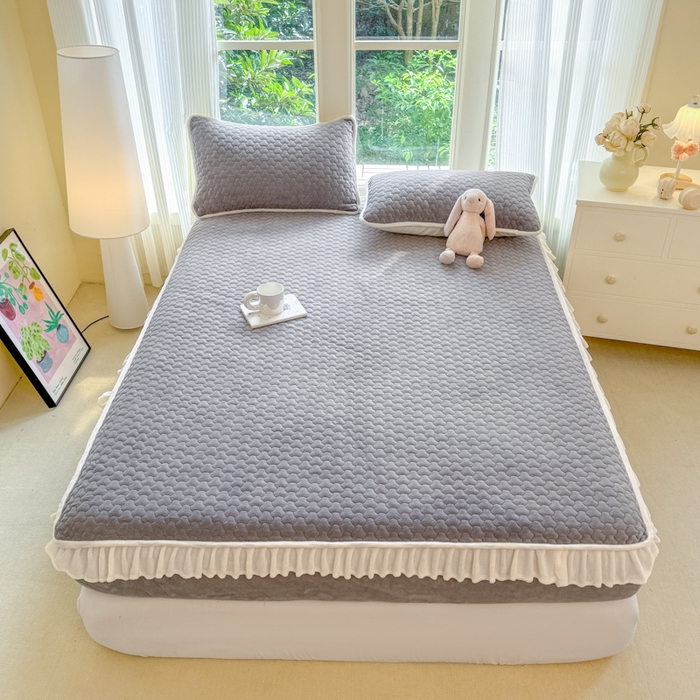 91家纺网 家纺一手货源 找家纺 布柔 2025新款加厚牛奶绒花边床笠保暖印花夹棉床笠床垫保护套罩 云灰