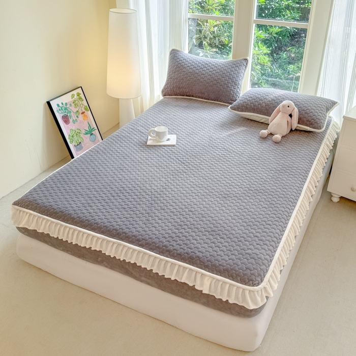 91家纺网 家纺一手货源 找家纺 布柔 2025新款加厚牛奶绒花边床笠保暖印花夹棉床笠床垫保护套罩 云灰