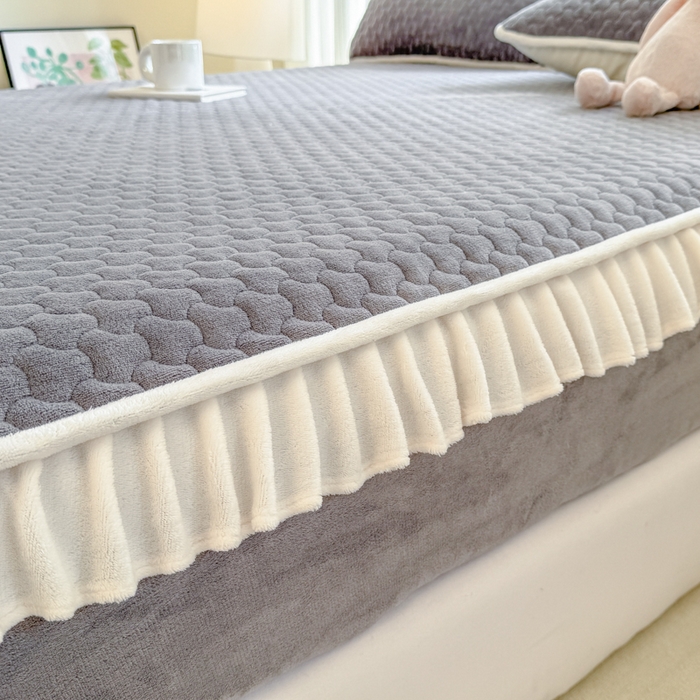 91家纺网 家纺一手货源 找家纺 布柔 2025新款加厚牛奶绒花边床笠保暖印花夹棉床笠床垫保护套罩 云灰