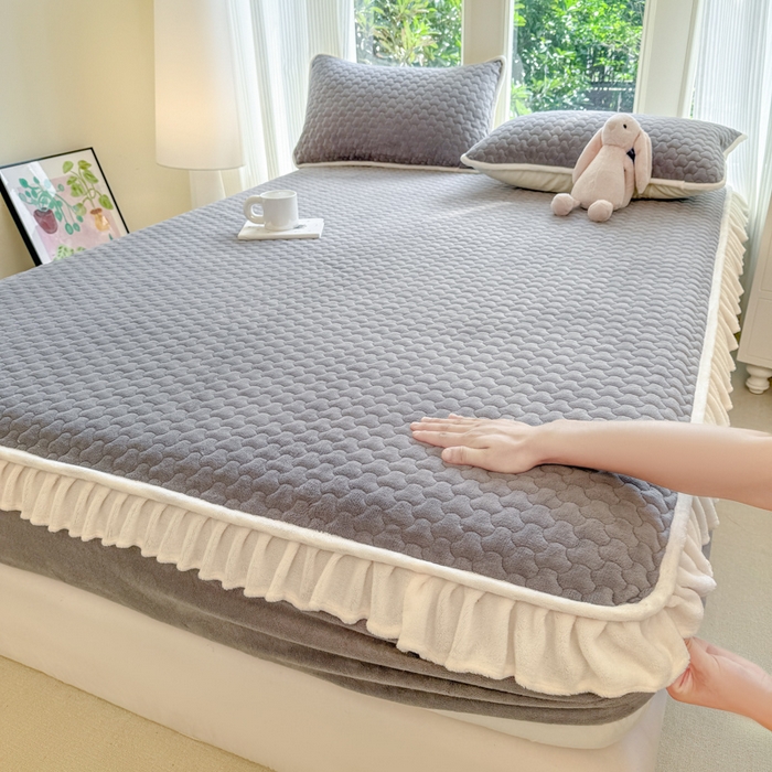 91家纺网 家纺一手货源 找家纺 布柔 2025新款加厚牛奶绒花边床笠保暖印花夹棉床笠床垫保护套罩 云灰