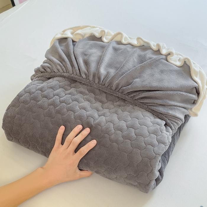 91家纺网 家纺一手货源 找家纺 布柔 2025新款加厚牛奶绒花边床笠保暖印花夹棉床笠床垫保护套罩 云灰