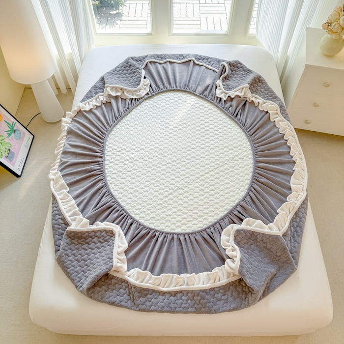 91家纺网 家纺一手货源 找家纺 布柔 2025新款加厚牛奶绒花边床笠保暖印花夹棉床笠床垫保护套罩 云灰