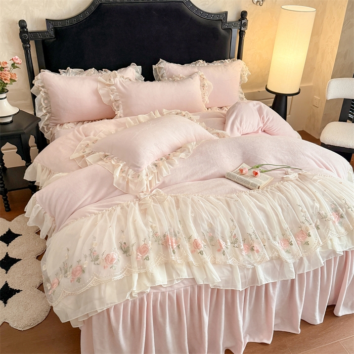 91家纺网 家纺一手货源 找家纺 （总）富盛家纺 2025新款牛奶绒床裙款蕾丝刺绣四件套韩版法式公主风四件套--华尔兹系列