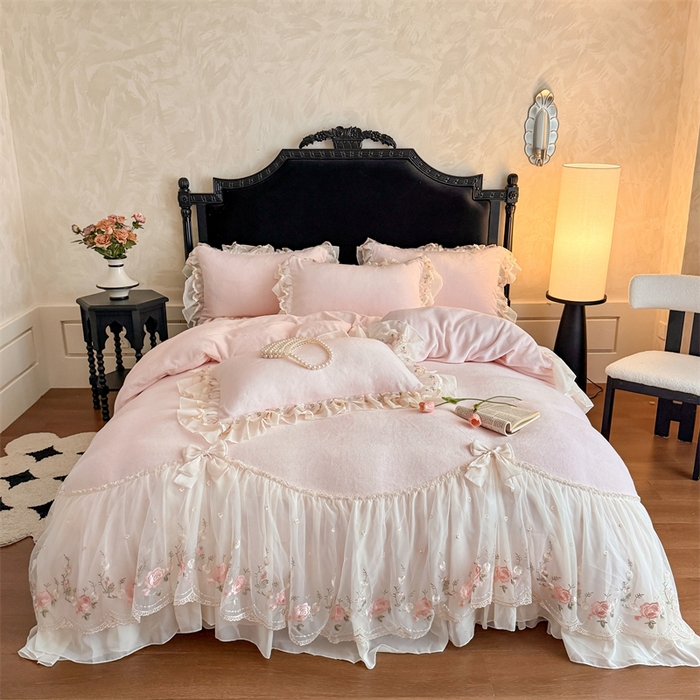 91家纺网 家纺一手货源 找家纺 （总）富盛家纺 2025新款牛奶绒床裙款蕾丝刺绣四件套韩版法式公主风四件套--华尔兹系列