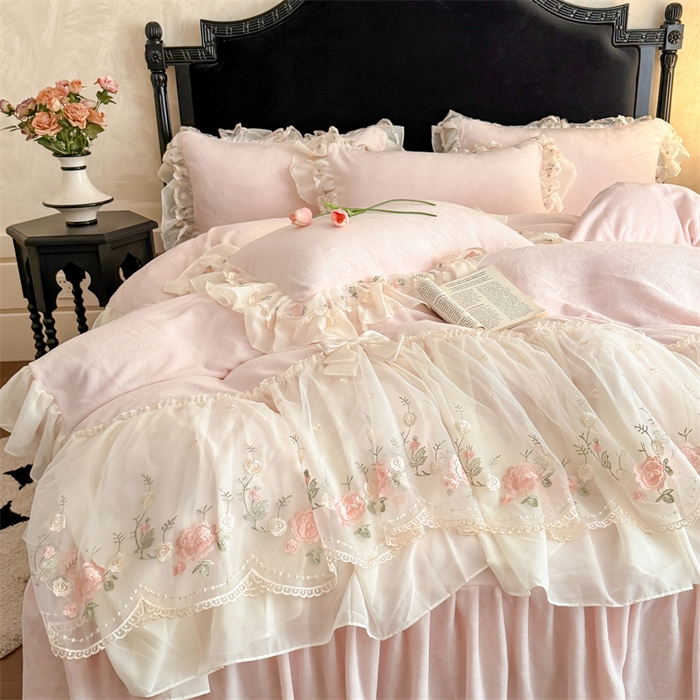 91家纺网 家纺一手货源 找家纺 （总）富盛家纺 2025新款牛奶绒床裙款蕾丝刺绣四件套韩版法式公主风四件套--华尔兹系列