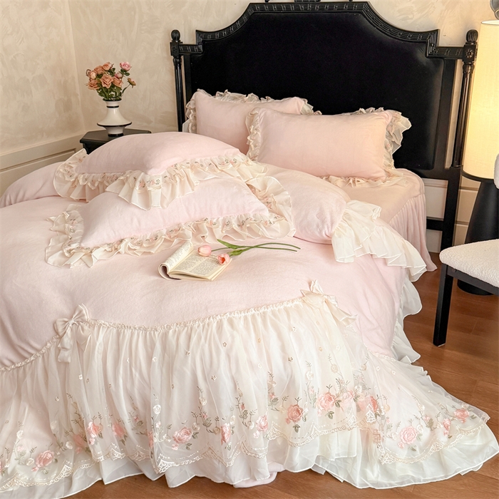 91家纺网 家纺一手货源 找家纺 （总）富盛家纺 2025新款牛奶绒床裙款蕾丝刺绣四件套韩版法式公主风四件套--华尔兹系列