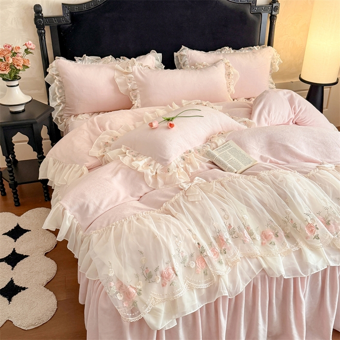 91家纺网 家纺一手货源 找家纺 （总）富盛家纺 2025新款牛奶绒床裙款蕾丝刺绣四件套韩版法式公主风四件套--华尔兹系列