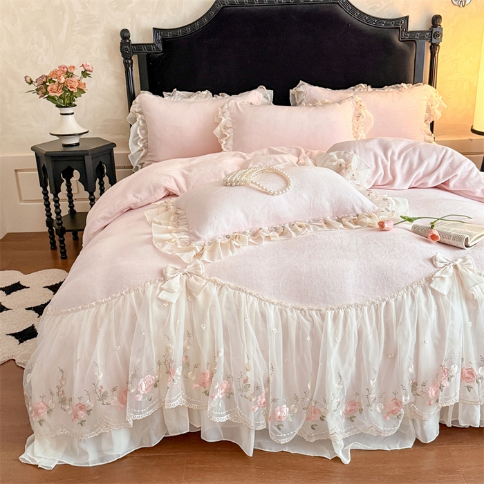 91家纺网 家纺一手货源 找家纺 （总）富盛家纺 2025新款牛奶绒床裙款蕾丝刺绣四件套韩版法式公主风四件套--华尔兹系列