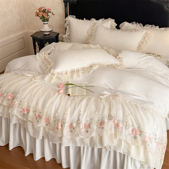 91家纺网 家纺一手货源 找家纺 富盛家纺 2025新款牛奶绒床裙款蕾丝刺绣四件套韩版法式公主风四件套--华尔兹系列 华尔兹-白