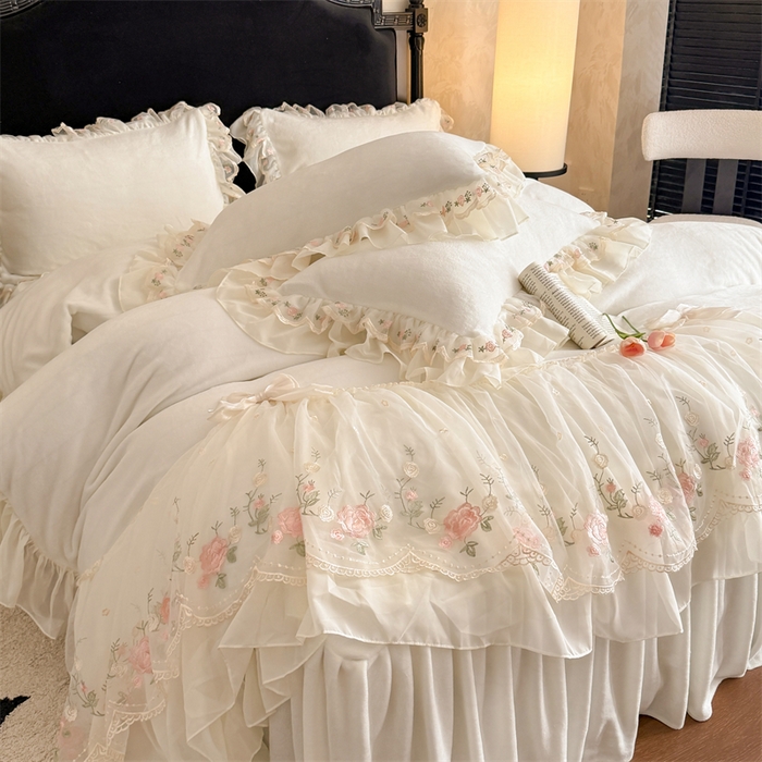 91家纺网 家纺一手货源 找家纺 富盛家纺 2025新款牛奶绒床裙款蕾丝刺绣四件套韩版法式公主风四件套--华尔兹系列 华尔兹-白