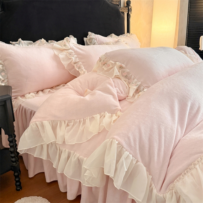 91家纺网 家纺一手货源 找家纺 富盛家纺 2025新款牛奶绒床裙款蕾丝刺绣四件套韩版法式公主风四件套--华尔兹系列 华尔兹-粉