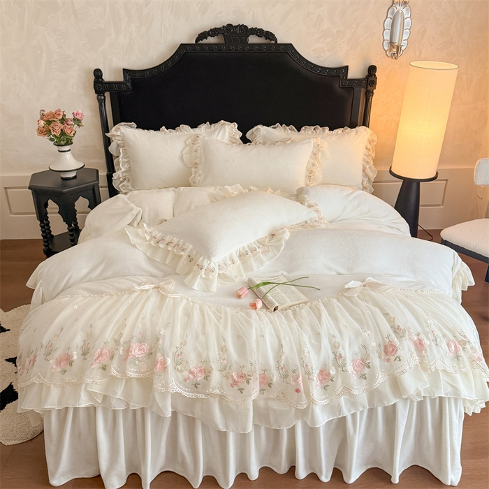 91家纺网 家纺一手货源 找家纺 富盛家纺 2025新款牛奶绒床裙款蕾丝刺绣四件套韩版法式公主风四件套--华尔兹系列 华尔兹-白