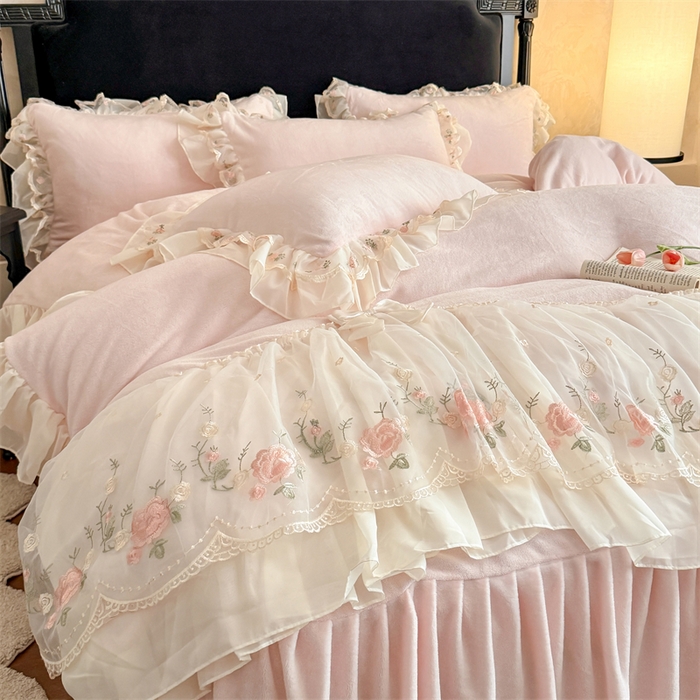 91家纺网 家纺一手货源 找家纺 富盛家纺 2025新款牛奶绒床裙款蕾丝刺绣四件套韩版法式公主风四件套--华尔兹系列 华尔兹-粉