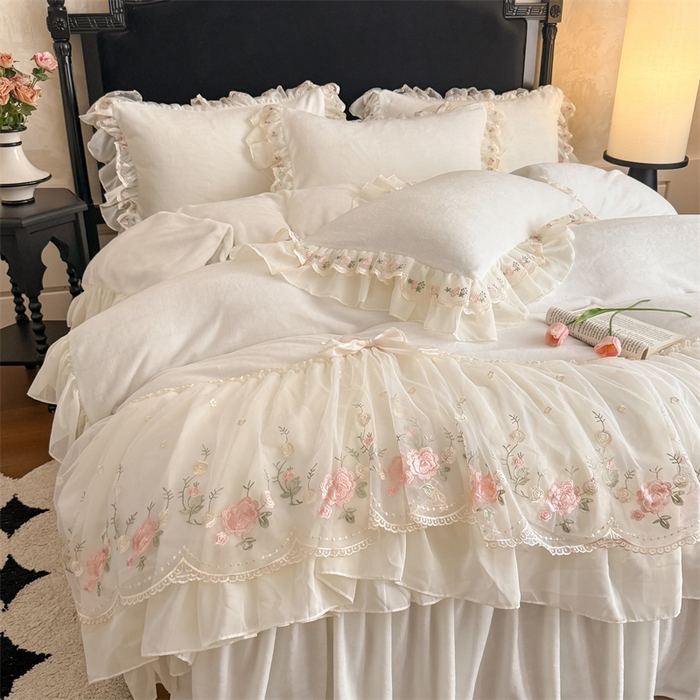 91家纺网 家纺一手货源 找家纺 富盛家纺 2025新款牛奶绒床裙款蕾丝刺绣四件套韩版法式公主风四件套--华尔兹系列 华尔兹-白