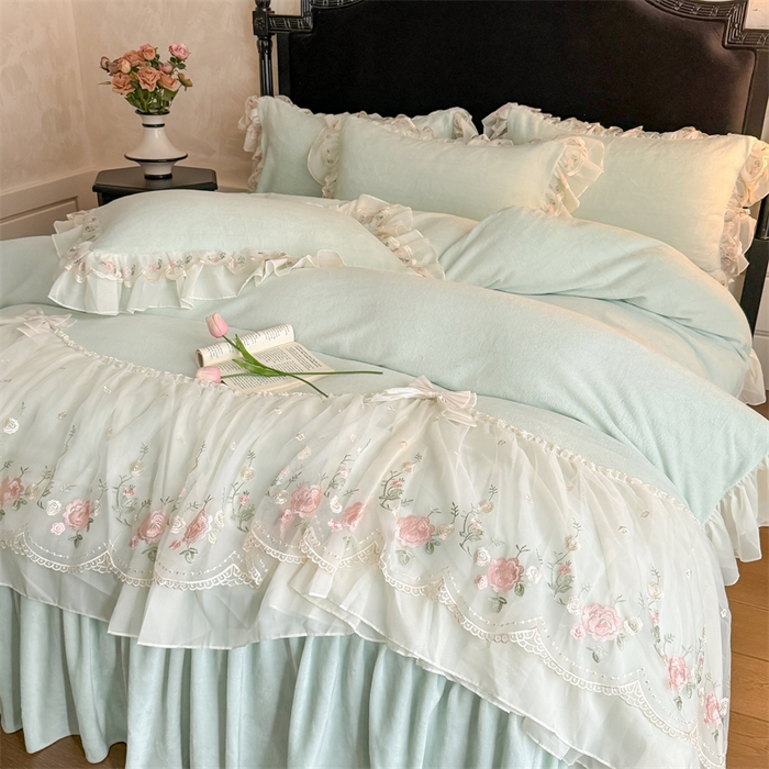 91家纺网 家纺一手货源 找家纺 富盛家纺 2025新款牛奶绒床裙款蕾丝刺绣四件套韩版法式公主风四件套--华尔兹系列 华尔兹-绿