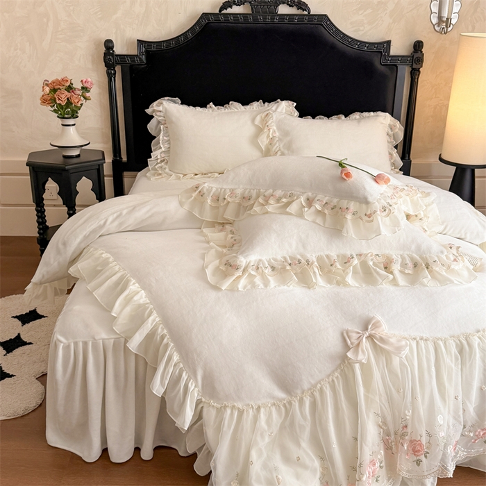 91家纺网 家纺一手货源 找家纺 富盛家纺 2025新款牛奶绒床裙款蕾丝刺绣四件套韩版法式公主风四件套--华尔兹系列 华尔兹-白