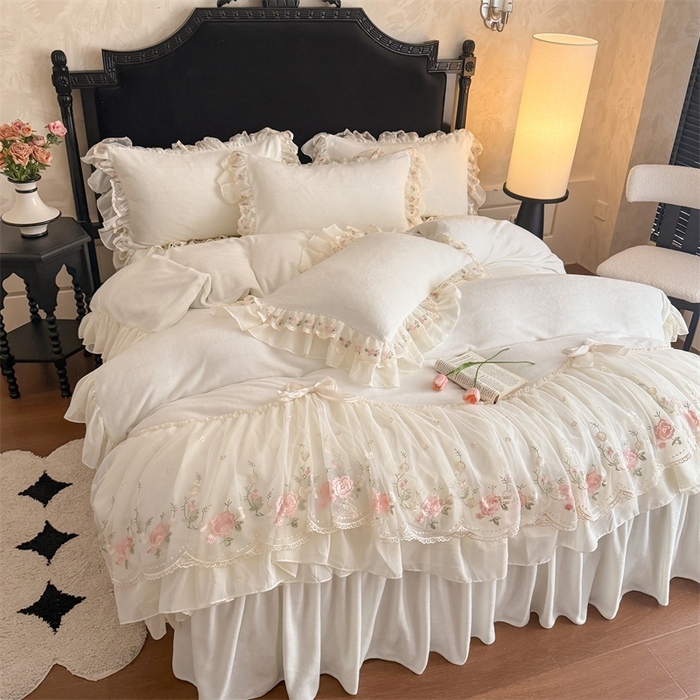 91家纺网 家纺一手货源 找家纺 富盛家纺 2025新款牛奶绒床裙款蕾丝刺绣四件套韩版法式公主风四件套--华尔兹系列 华尔兹-白