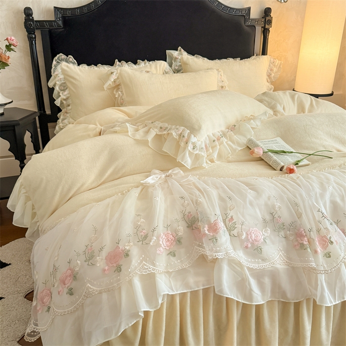 91家纺网 家纺一手货源 找家纺 富盛家纺 2025新款牛奶绒床裙款蕾丝刺绣四件套韩版法式公主风四件套--华尔兹系列 华尔兹-黄