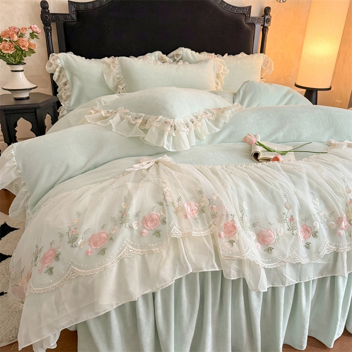 91家纺网 家纺一手货源 找家纺 富盛家纺 2025新款牛奶绒床裙款蕾丝刺绣四件套韩版法式公主风四件套--华尔兹系列 华尔兹-绿