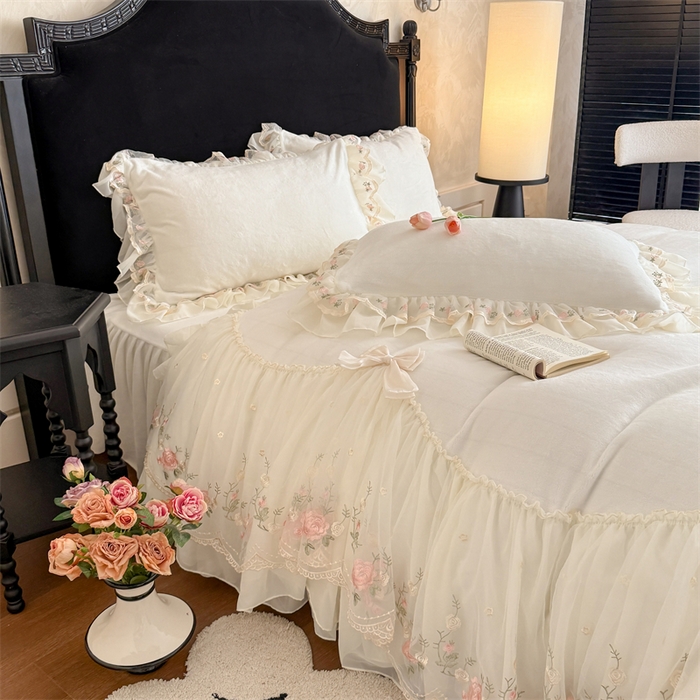 91家纺网 家纺一手货源 找家纺 富盛家纺 2025新款牛奶绒床裙款蕾丝刺绣四件套韩版法式公主风四件套--华尔兹系列 华尔兹-白