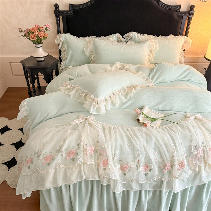 91家纺网 家纺一手货源 找家纺 富盛家纺 2025新款牛奶绒床裙款蕾丝刺绣四件套韩版法式公主风四件套--华尔兹系列 华尔兹-绿