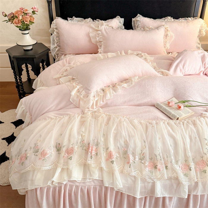 91家纺网 家纺一手货源 找家纺 富盛家纺 2025新款牛奶绒床裙款蕾丝刺绣四件套韩版法式公主风四件套--华尔兹系列 华尔兹-粉