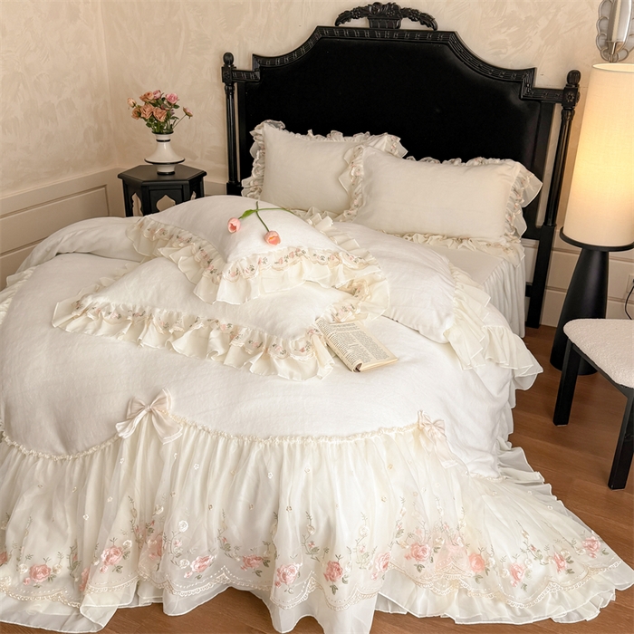 91家纺网 家纺一手货源 找家纺 富盛家纺 2025新款牛奶绒床裙款蕾丝刺绣四件套韩版法式公主风四件套--华尔兹系列 华尔兹-白