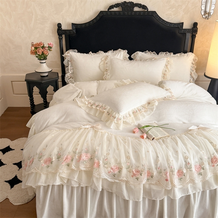 91家纺网 家纺一手货源 找家纺 富盛家纺 2025新款牛奶绒床裙款蕾丝刺绣四件套韩版法式公主风四件套--华尔兹系列 华尔兹-白