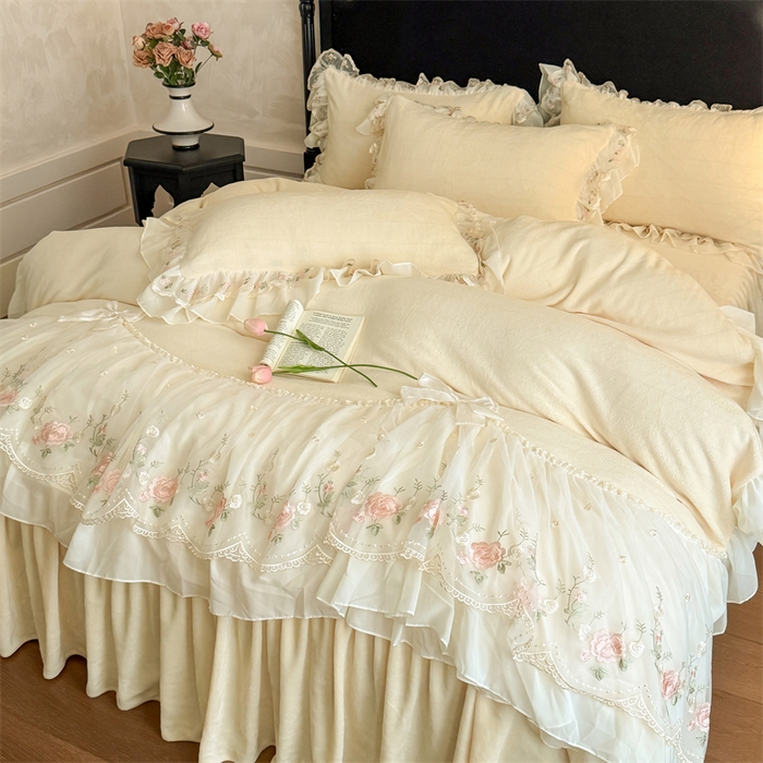 91家纺网 家纺一手货源 找家纺 富盛家纺 2025新款牛奶绒床裙款蕾丝刺绣四件套韩版法式公主风四件套--华尔兹系列 华尔兹-黄