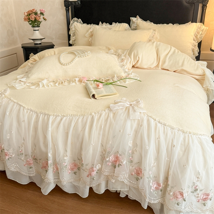 91家纺网 家纺一手货源 找家纺 富盛家纺 2025新款牛奶绒床裙款蕾丝刺绣四件套韩版法式公主风四件套--华尔兹系列 华尔兹-黄