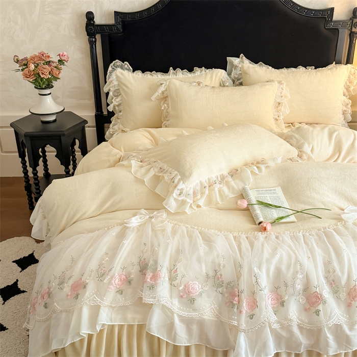 91家纺网 家纺一手货源 找家纺 富盛家纺 2025新款牛奶绒床裙款蕾丝刺绣四件套韩版法式公主风四件套--华尔兹系列 华尔兹-黄