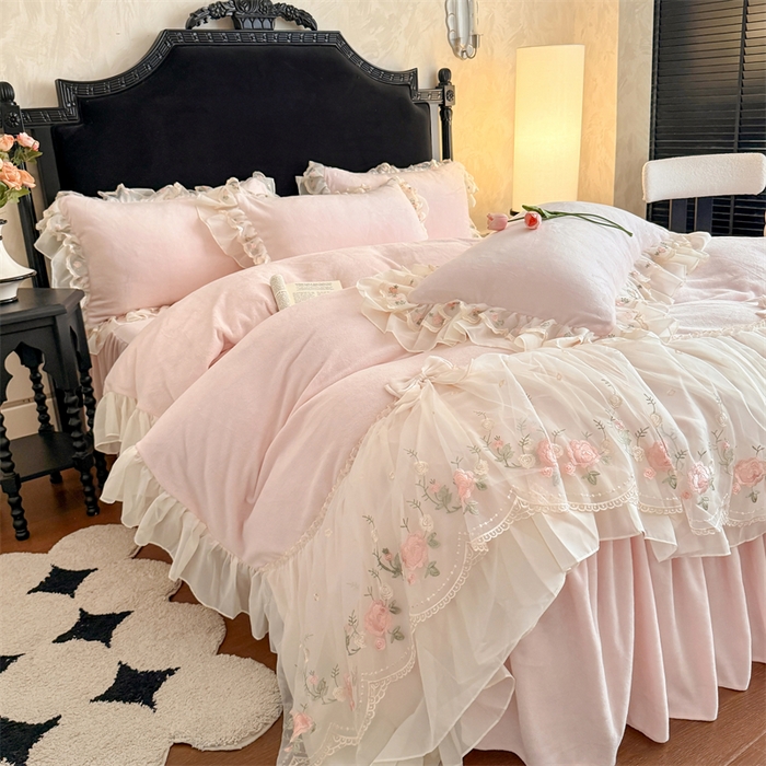 91家纺网 家纺一手货源 找家纺 富盛家纺 2025新款牛奶绒床裙款蕾丝刺绣四件套韩版法式公主风四件套--华尔兹系列 华尔兹-粉